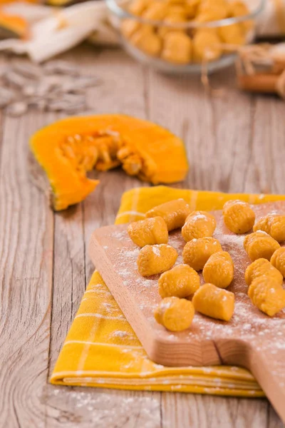 Gnocchi Calabaza Cruda Con Patata Tabla Cortar — Foto de Stock