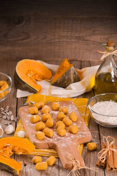 Gnocchi Calabaza Cruda Con Patata Tabla Cortar — Foto de Stock