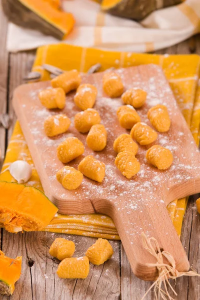 Gnocchi Citrouille Cru Avec Pomme Terre Sur Planche Découper — Photo