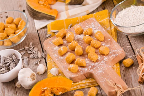 Gnocchi Calabaza Cruda Con Patata Tabla Cortar —  Fotos de Stock