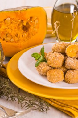Beyaz tabakta naneli kabaklı tavuk köftesi..