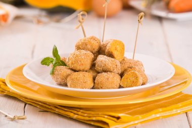 Beyaz tabakta naneli kabaklı tavuk köftesi..