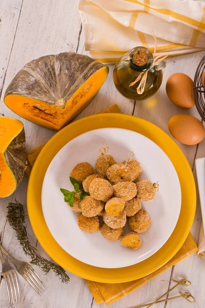 Albóndigas Calabaza Pollo Con Menta Plato Blanco —  Fotos de Stock