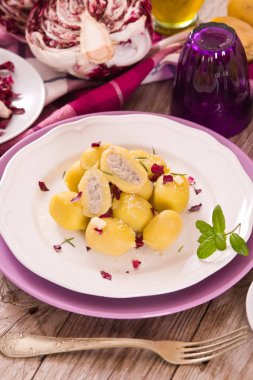 Turşu ve ricotta ile doldurulmuş patates gnocchi..