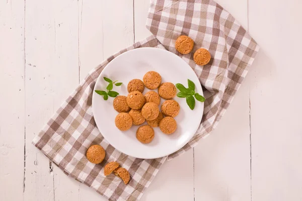 Biscoitos Amaretti Com Hortelã Prato Branco — Fotografia de Stock