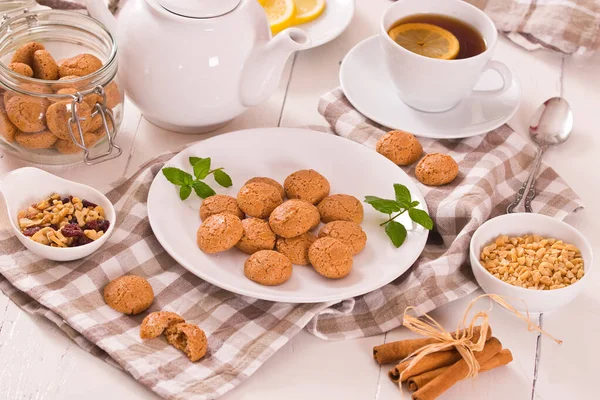 Galletas Amaretti Con Menta Plato Blanco — Foto de Stock