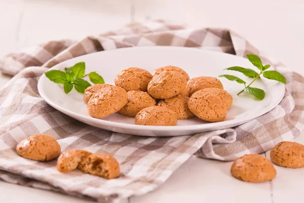 Biscoitos Amaretti Com Hortelã Prato Branco — Fotografia de Stock