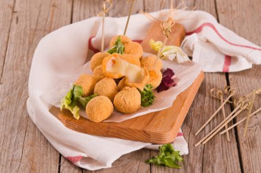 Kızarmış Mozzarella peynirli topları.