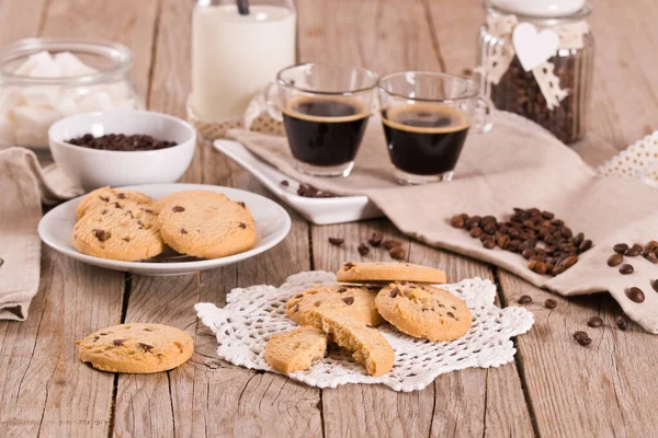 Chocolade Chip Koekjes Met Munt Houten Tafel — Stockfoto