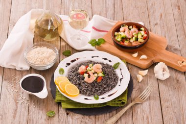 Karides ve sebzeli mürekkep balığı pilavı..