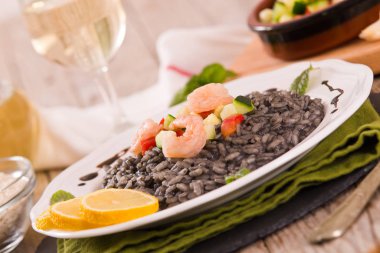 Karides ve sebzeli mürekkep balığı pilavı..