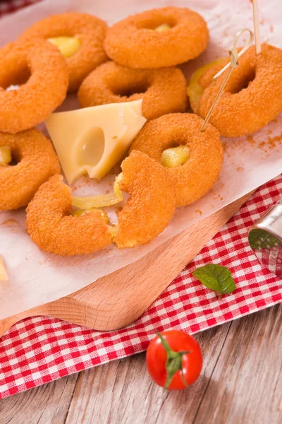 Fried Cheese Ring Cutting Board — Stockfoto