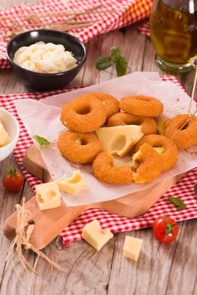 Anillo Queso Frito Tabla Cortar —  Fotos de Stock