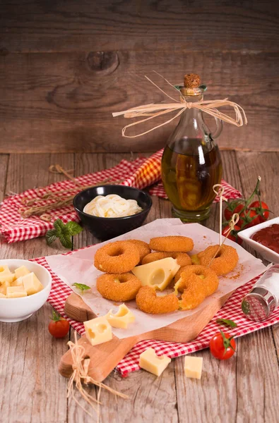 Fried Cheese Ring Cutting Board — Stock Photo, Image