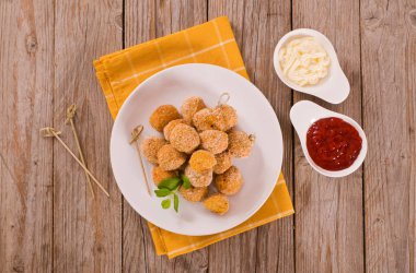 Beyaz tabakta balkabaklı tavuk köftesi..