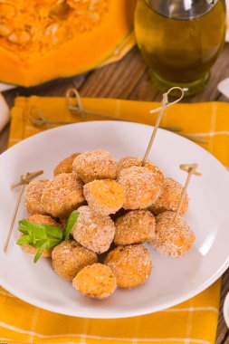 Beyaz tabakta balkabaklı tavuk köftesi..