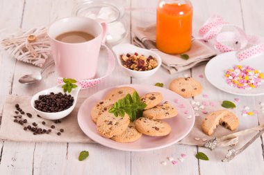 Pembe tabakta naneli çikolatalı kurabiyeler..