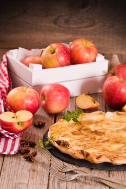 Şekerli tarçınlı elmalı tart.