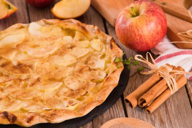 Şekerli tarçınlı elmalı tart.