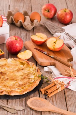 Şekerli tarçınlı elmalı tart.