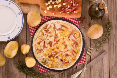 Kızarmış patatesli tart, raclette peyniri ve dumanlı pastırma..