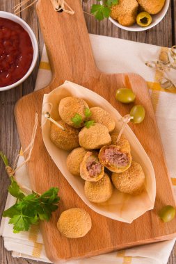 Ascoli dolgulu zeytin ve maydanoz ahşap masa..