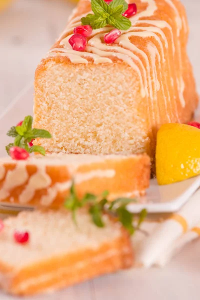 Citroenspons Cake Met Granaatappel — Stockfoto