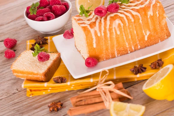 석류를 곁들인 스펀지 케이크 — 스톡 사진