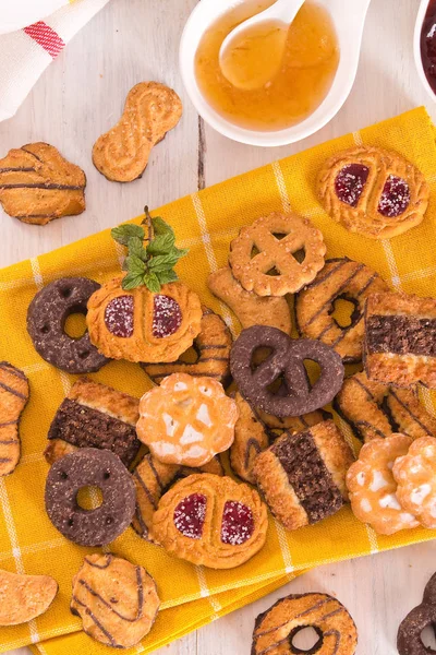 Galletas Masa Corteza Corta Con Chocolate Mesa Madera —  Fotos de Stock