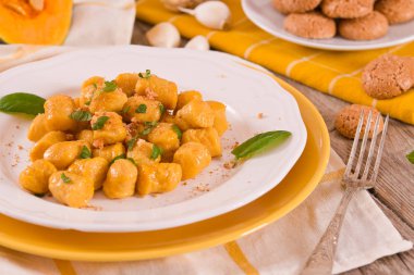 Kabak gnocchi ve rendelenmiş amaretti kurabiyesi..