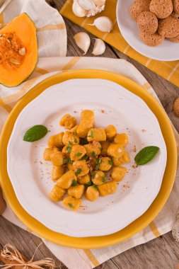 Kabak gnocchi ve rendelenmiş amaretti kurabiyesi..