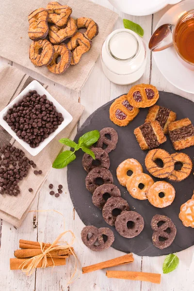 Galletas Masa Corteza Corta Con Chocolate Mesa Madera —  Fotos de Stock