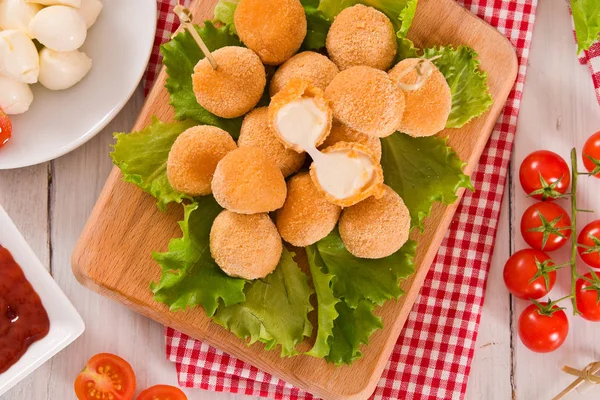 Gebratene Mozzarella Käsebällchen Auf Schneidebrett — Stockfoto