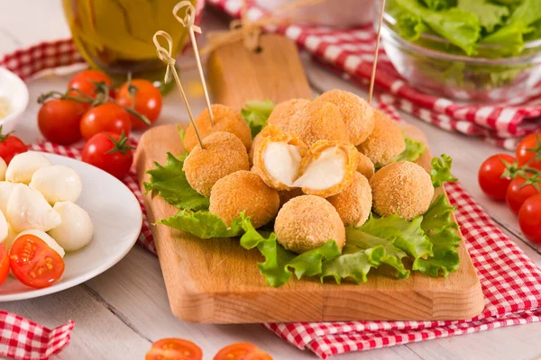 Kızarmış Mozzarella Peynir Topları Kesme Tahtasında — Stok fotoğraf