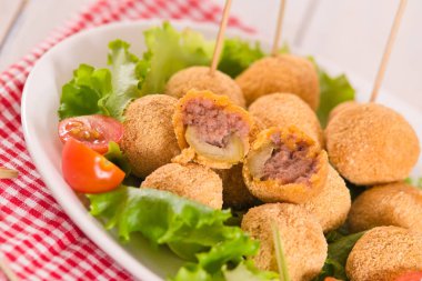 Beyaz tabakta salata ve zeytin dolması..