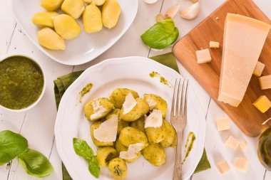 Pesto soslu patates gnocchi..