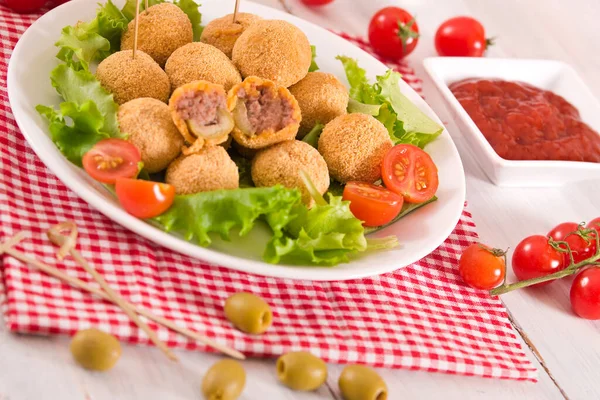 Ascoli Olives Farcies Avec Salade Sur Plat Blanc — Photo
