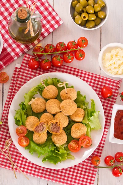 Ascoli Gevulde Olijven Met Salade Witte Schotel — Stockfoto