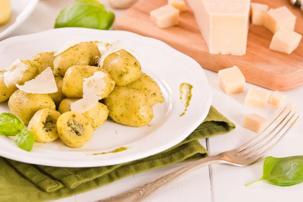 Kartoffelgnocchi Gefüllt Mit Pesto Sauce — Stockfoto