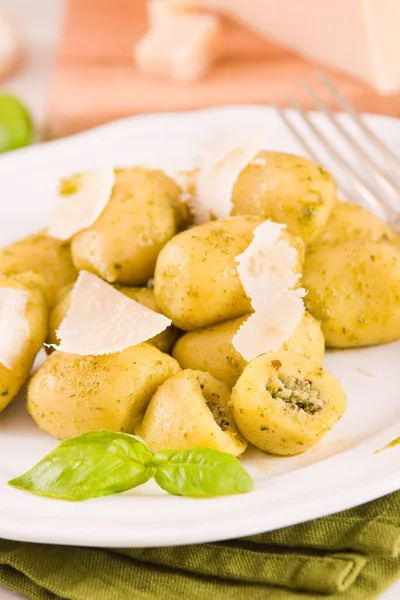 Πατάτες Νιόκι Γεμιστές Σάλτσα Πέστο — Φωτογραφία Αρχείου