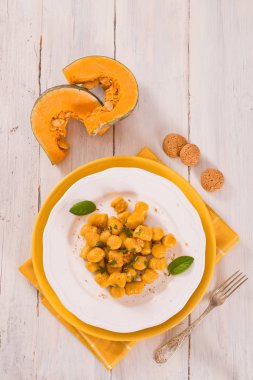 Kabak gnocchi ve rendelenmiş amaretti kurabiyesi..