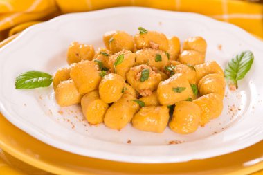 Kabak gnocchi ve rendelenmiş amaretti kurabiyesi..