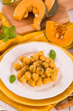 Kabak gnocchi ve rendelenmiş amaretti kurabiyesi..