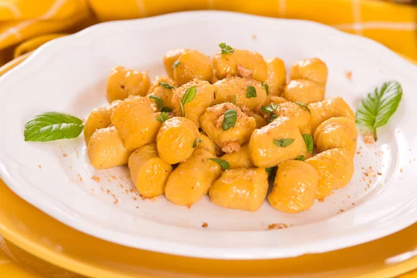 Pompoen Gnocchi Met Geraspte Amaretti Koekjes Stockfoto