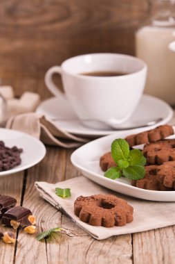 Beyaz tabakta çikolatalı kurabiye zamanı..