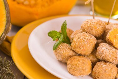 Beyaz tabakta balkabaklı tavuk köftesi..