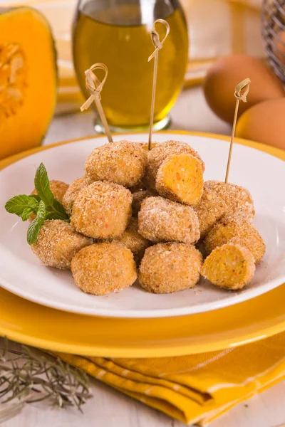 Albóndigas Pollo Con Calabaza Plato Blanco — Foto de Stock