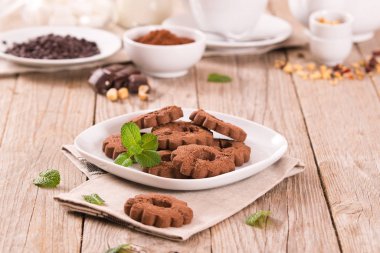 Beyaz tabakta çikolatalı kurabiye zamanı..