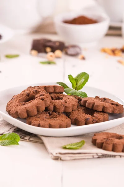 ホワイトディッシュ上のチョコレートチップクッキーとティータイム — ストック写真