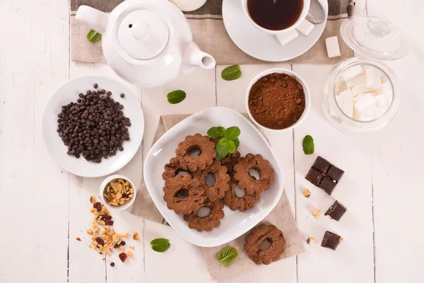 Thee Met Chocolade Chip Koekjes Witte Schotel Rechtenvrije Stockafbeeldingen